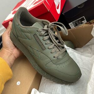 Men’s Reebok Classic Leather Size 9. Worn 1 time !